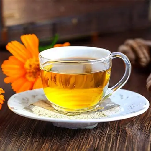 앤틱한 투명한 찻잔에 주황빛깔의 차 한잔이 담겨져 있고 뒷 배경에는 주황색의 꽃잎하나가 있음