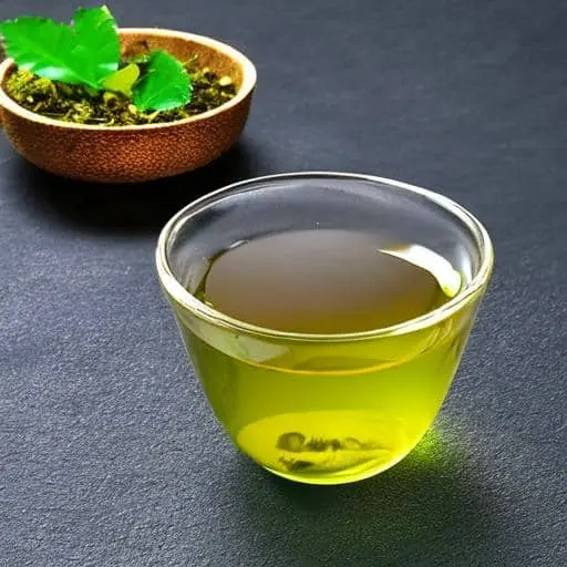 유리컵에 담겨져 있는 녹색빛깔의 뽕잎차